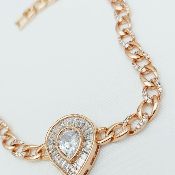 Last One! 🔥 Drop Bracelet | 18K Gold Plated Baguette Stone | Luxury Jewelry - Picture 5 of 13